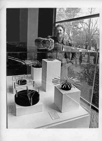 Alejandro Otero at the Museo de Arte Moderno de Mexico, 1976. Photo courtesy of the Otero Pardo Foundation Archives