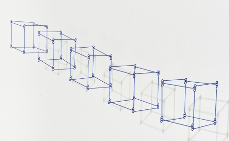 Elias Crespin, 12 cubos en l&iacute;nea bleu, 2020. Painted aluminum, nylon, motors and electronic interface, 90 1/2 x 3 15/16 in. (230 x 10 cm.)
